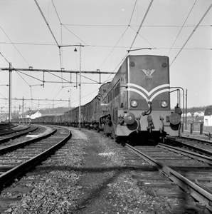 839080 Afbeelding van een goederentrein, getrokken door de diesel-electrische locomotief nr. 2318 (serie 2200/2300) van ...